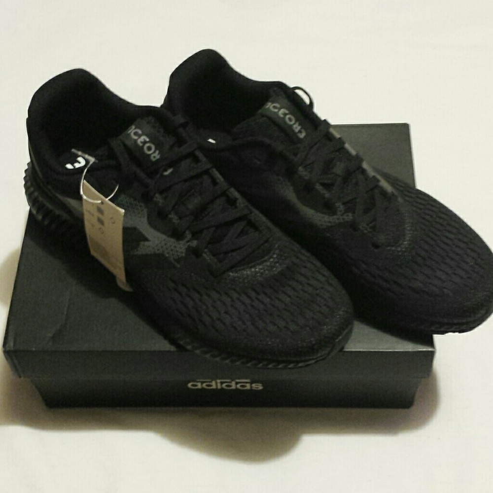 💙NEW LISTING💙 BNIB Adidas Aerobounce Sneakers